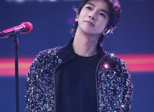 金晨把胡夏踹了华晨宇又结婚了王鹤棣番压潘粤明小眼睛男收入锐减掌柜