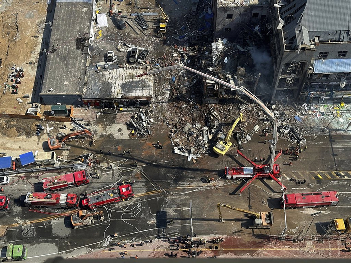 2024年3月13日，河北廊坊，三河市燕郊小张各庄村一老小区底商餐饮店发生爆炸，现场消防持续救援。视觉中国 图