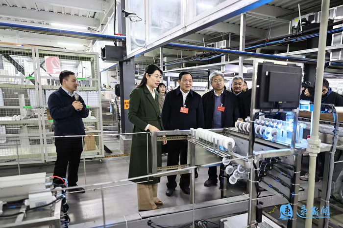 "……在江苏聚成金刚石科技股份有限公司,冯岩认真听取企业发展情况