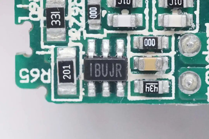 同步整流控制器来自mps,丝印ibujr,实际型号为mp6951,为mps最新推出的