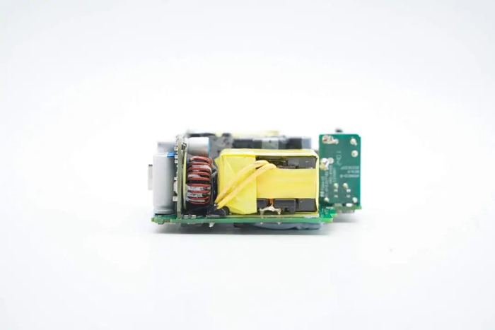 变压器采用atq27磁芯,严密缠绕胶带绝缘,次级采用多层绝缘线.