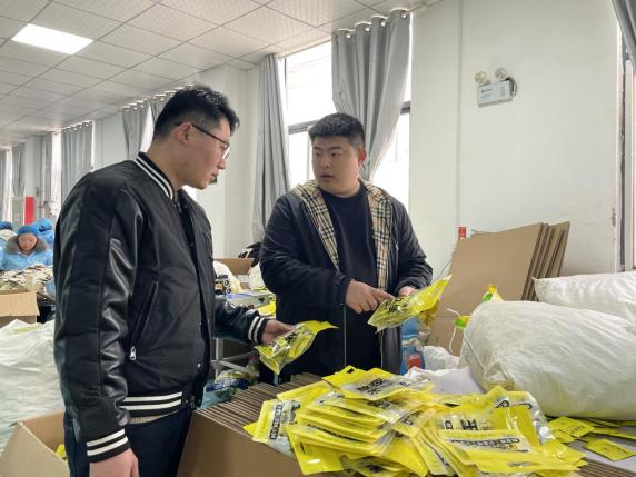 （陆卢缘运营总监郭俊辉在问询产品生产细节。摄影 树森）