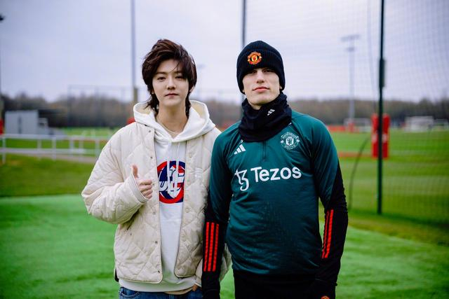 鹿晗合影加纳乔鲁尼费迪南德曼联官方红魔使者归来