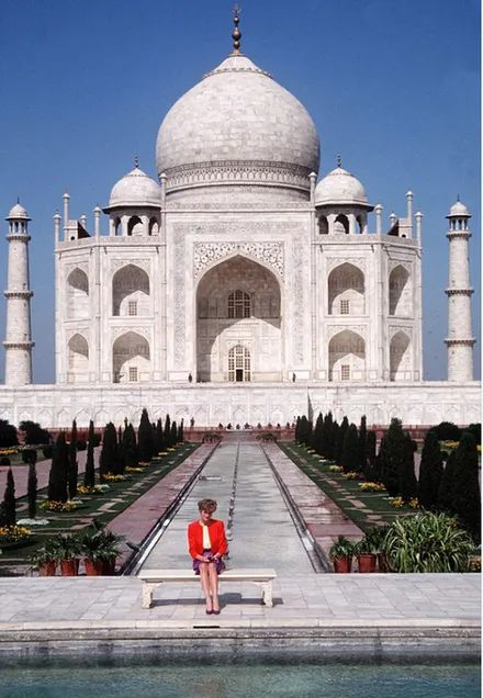 戴安娜王妃穿过的礼服价格暴涨数十倍造型至今仍被各种