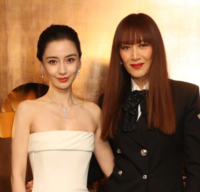 脸部僵硬不自然,上杂志封面疯狂试水洗白|angelababy|baby|香港_新浪