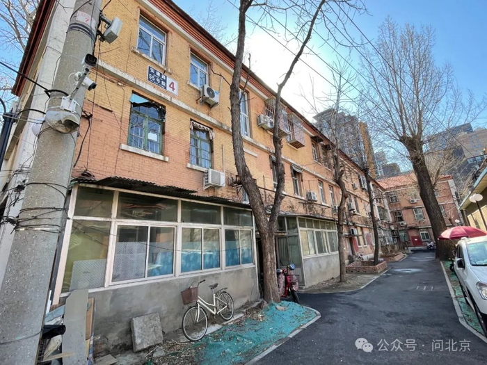 在北京北二环外的一处老旧小区院落里,居民们长期"忍受"着"危楼"带来
