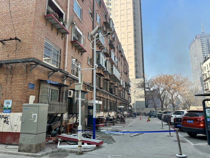 学院南里小区内，有居民家中玻璃被震碎。新京报记者 裴剑飞 摄