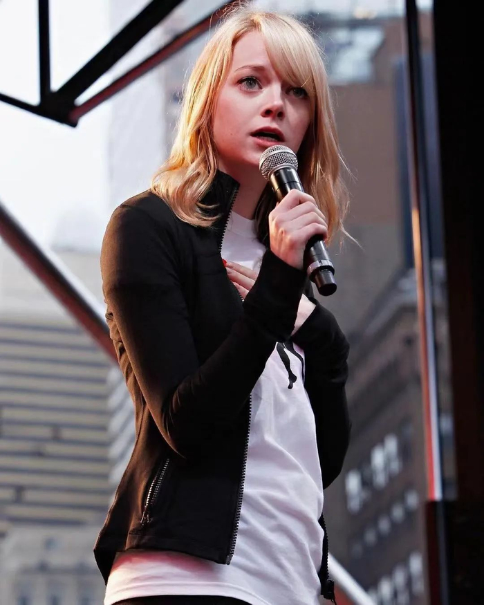本来是想靠着上台表演转移注意力的,没想到石头姐阴