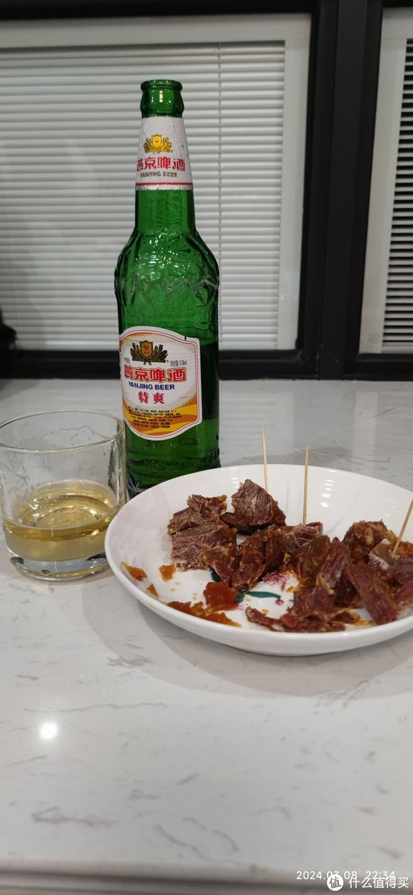 这个啤酒我感觉有点淡,夏天的时候放在冰箱里冰过以后,消暑降温还是很