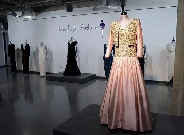 戴安娜王妃穿过的礼服价格暴涨数十倍造型至今仍被各种