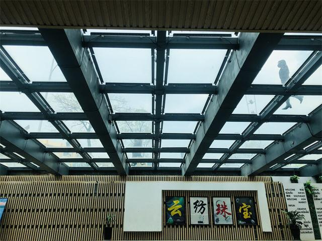 会走光云纺东南亚商城门口玻璃地板引争议