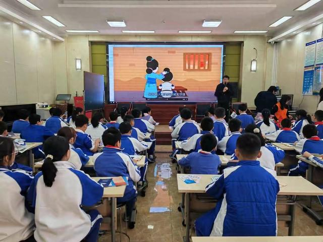 活动中,工作人员首先播放并组织学生观看"宋濂借书"和"一诺千金"两个