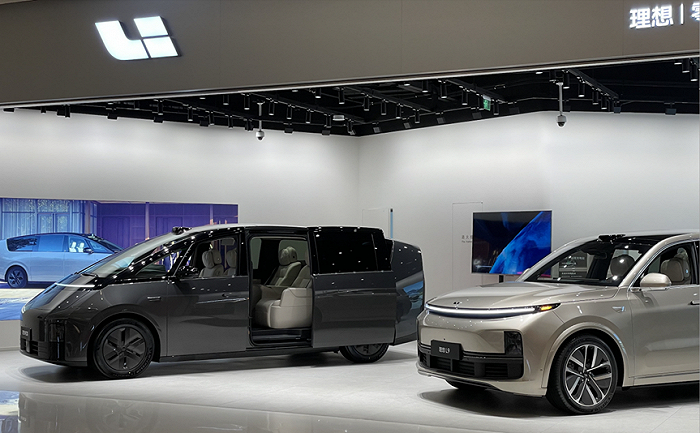 门店并排展示的MEGA跟L9/豹变