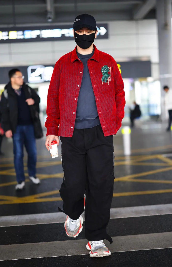 黄晓明虽然带着口罩,身穿外套,但"啤酒肚"很明显,腿部也很肥大