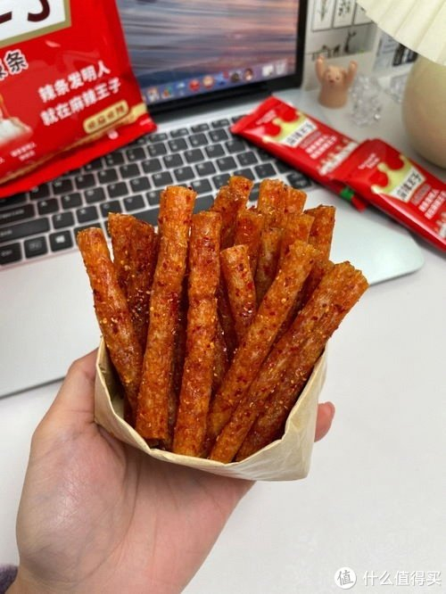 在上班时,麻辣王子小辣条成为了我必备的小零食__财经头条