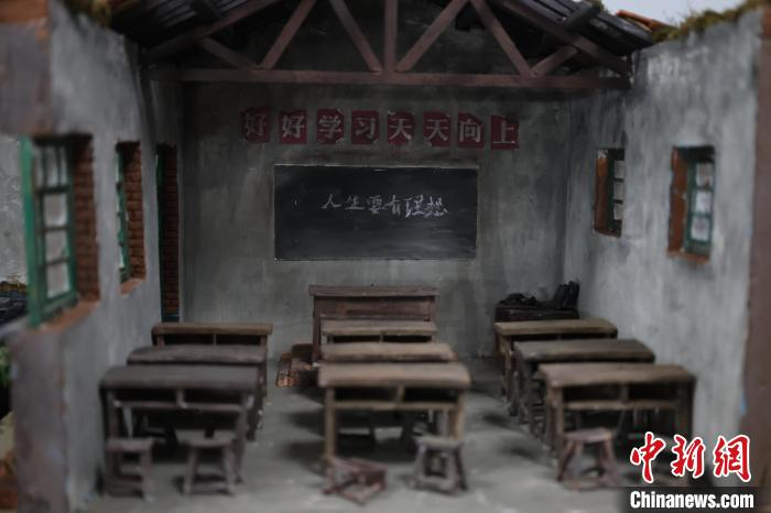 图为王伟制作的老教室微缩景观模型一角.