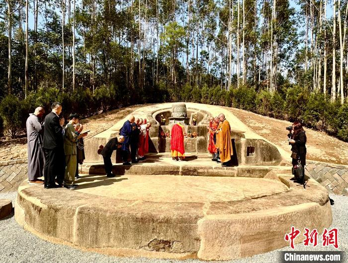 纪念隐元禅师东渡370周年 日本黄檗宗组团赴闽拜塔礼