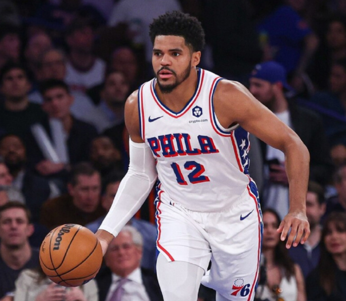 8亿合同的托比亚斯·哈里斯6投1中仅得到2分3篮板1助攻2抢断,被哈特完