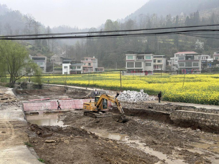 紫云自治县坝羊镇红院村:开展河道清理 守护水清岸绿|志愿者|拦水坝