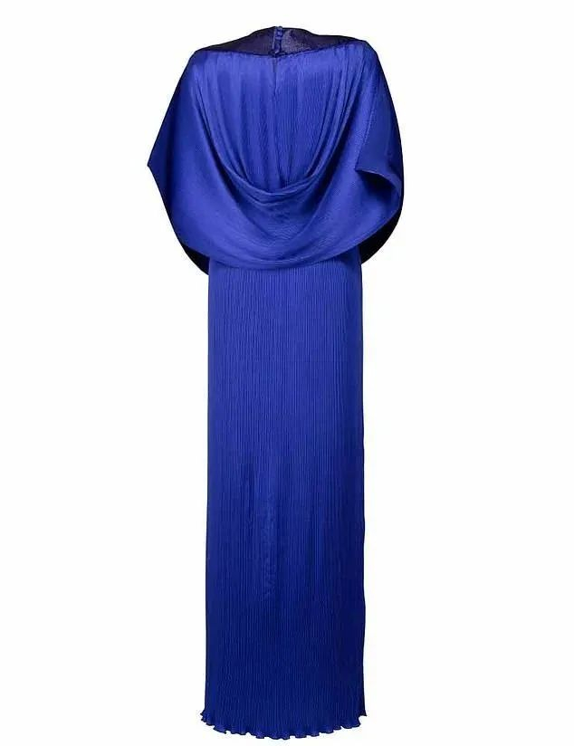 分别是红色,白色和蓝色,也就是英国国旗的颜色,戴安娜选择了宝蓝色来