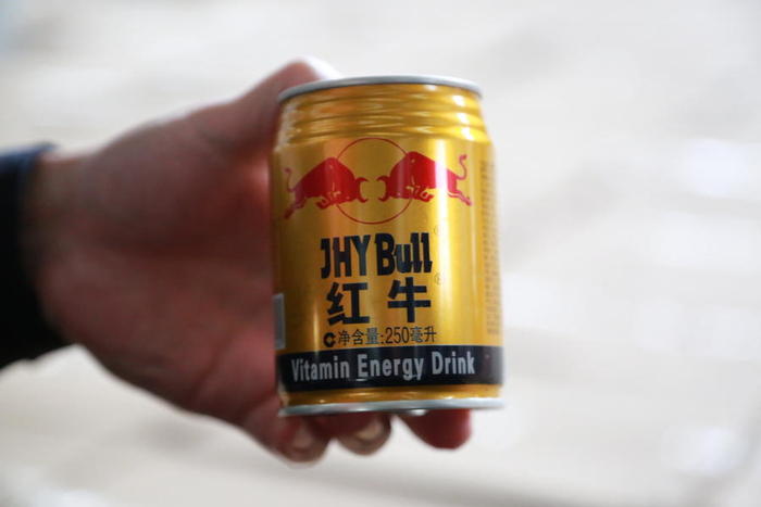 重庆打掉假冒红牛饮料黑窝点查获奖红一牛超16万罐