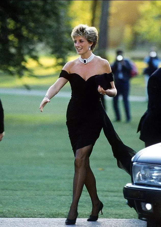 戴安娜王妃穿过的礼服价格暴涨数十倍造型至今仍被各种借鉴时尚icon当