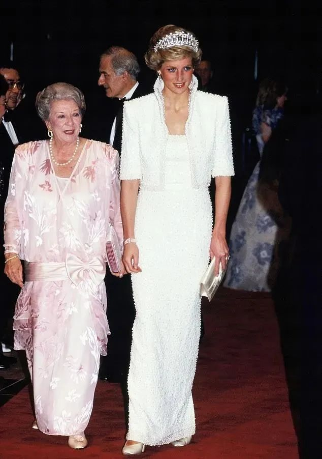 戴安娜王妃穿过的礼服价格暴涨数十倍!