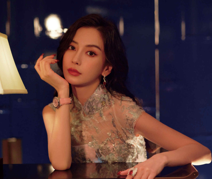 脸部僵硬不自然,上杂志封面疯狂试水洗白|angelababy|baby|香港_新浪