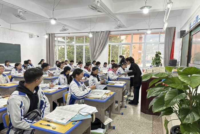 农行福贡县支行到福贡县第一中学开展3.