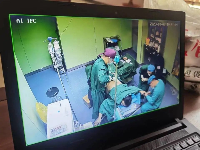 手术监控中，监护仪报警后麻醉师排查设备。（受访者供图）