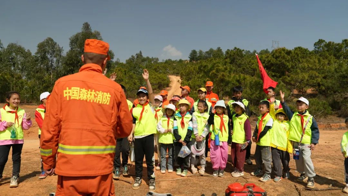 当天上午,"我是晋宁小主人之小小护林员红领巾争章活动"在普照寺停车