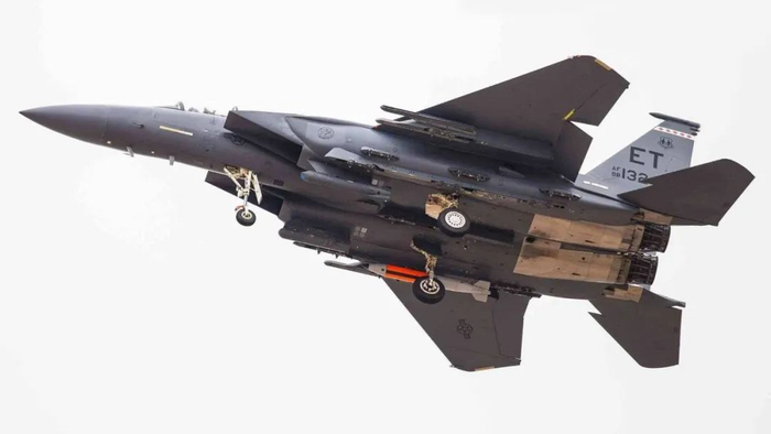 空军只有b-2隐形轰炸机和f-15e战斗机获得了挂载b61-12核炸弹的认证