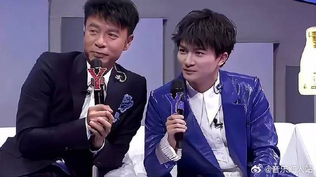 李克勤周深踢国足操碎了心