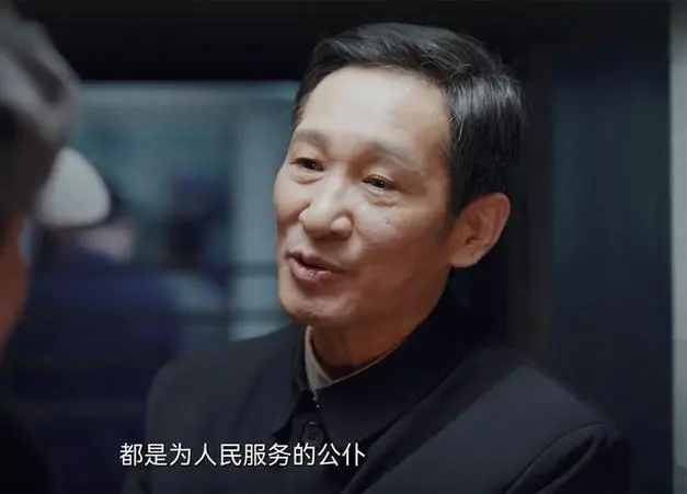 演绎下,他也是剧中十分神秘的一个角色,王劲松饰演的是彭明杰这个角色