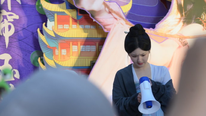 赵露思珠帘玉幕杀青饭拍生图9615,找喇叭开关疑惑的小表情好可爱