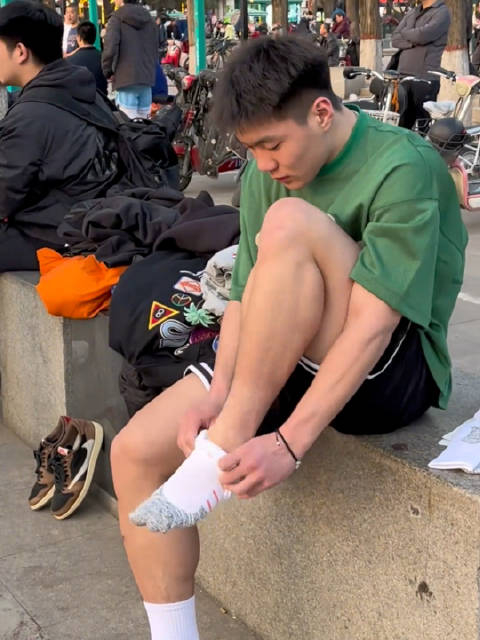 据说运动男生的腿都很强啊