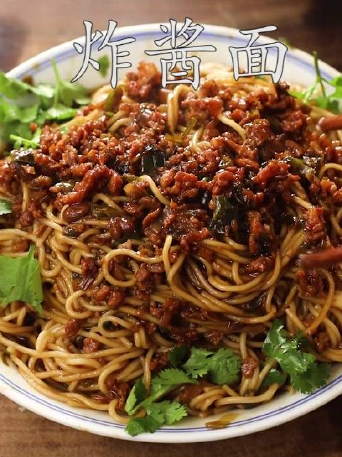 炸酱面在面食届来说北京炸酱面一定是可以挤入前三的面食之一