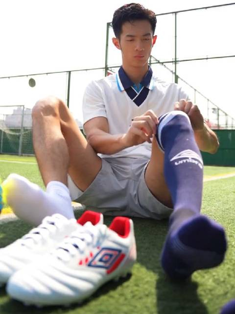 夏吉吉今天是美津浓足球帅哥