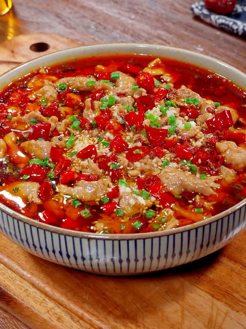 很多人都喜欢吃水煮肉片,但是总是做不好,以后你就按照我这个方法做…