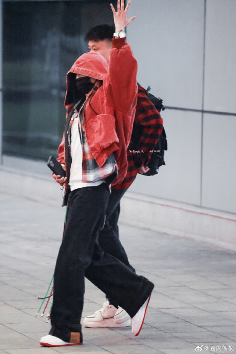 张艺兴今日长沙到达饭拍 红色外套内搭格子衫,伸手和粉丝打招呼了|张