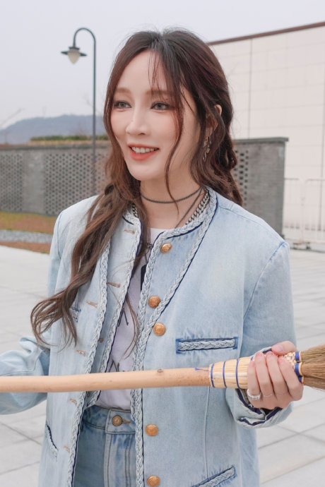 孟佳的化妆刷都能扛着走了 被问到怎么带着扫帚来录制《手艺人大会》