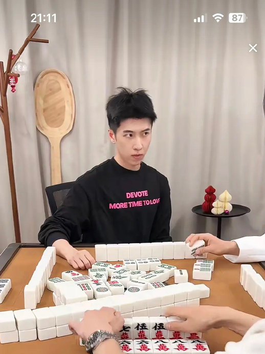 还有人记得偶练的杨非同吗?他竟然改做麻将主播了…|杨非同_新浪新闻