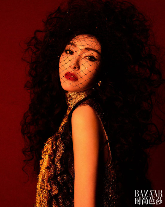 唐嫣新大片造型,摩登女郎风,爆炸头卷发搭配黑色面纱,时尚感拉满