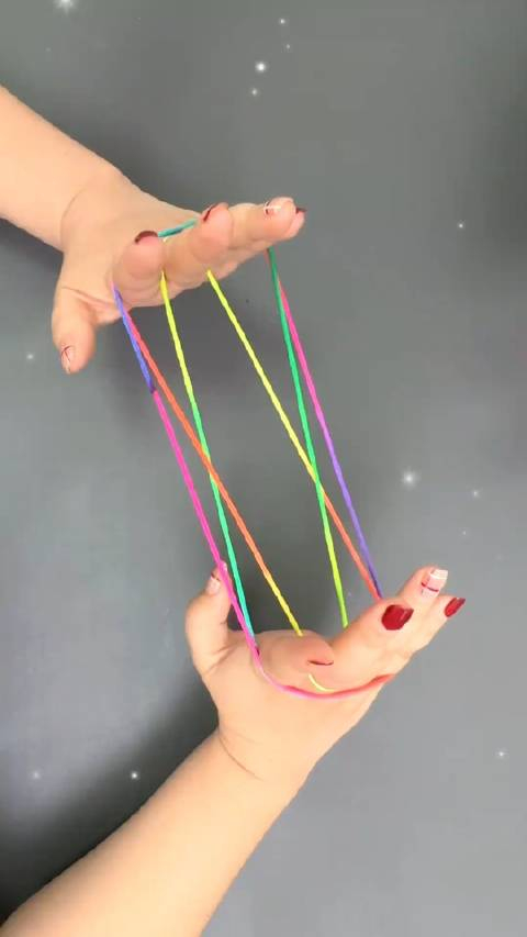 放下手机和小朋友一起翻花绳吧