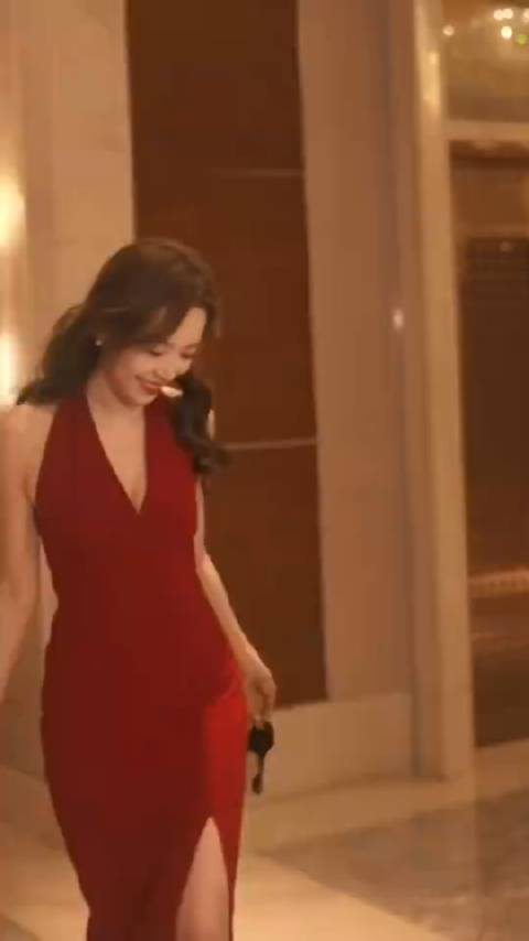 lpl美女主持人余霜吊带红裙出镜分分钟都想跟他见面