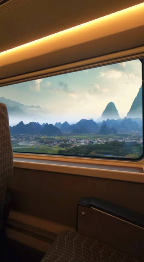 高铁行驶在广西仿佛就是在千里江山图中行走窗外美不胜收