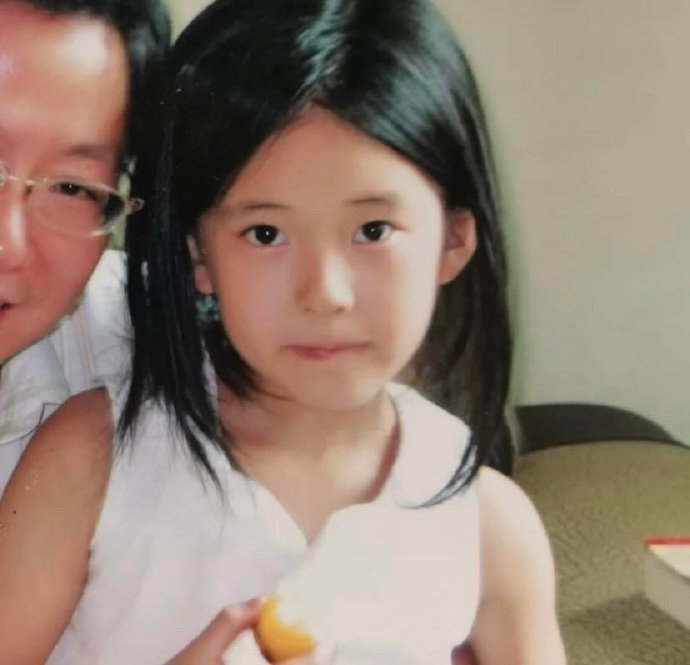 赵露思小时候也太可爱了吧,从小就是甜妹 等比例长大耶!