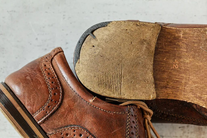 正常的鞋底磨损符合以下几个特点:由于大部分人走路都有点轻微外八