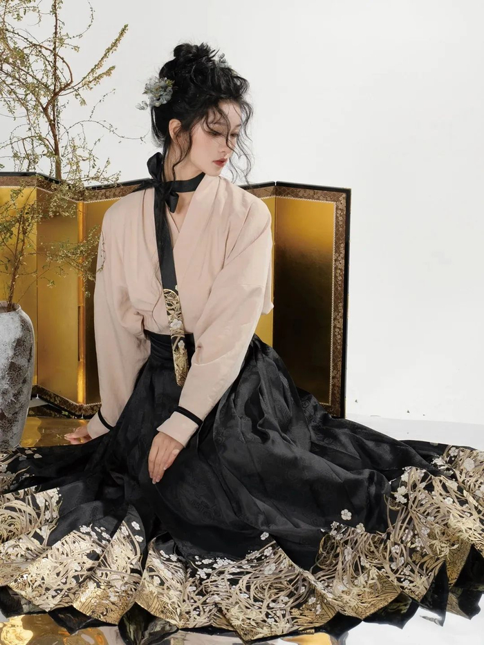 这种"从左盖右"的衣领,实质来源于我国古代的汉服四大基本形制