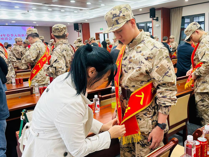 深圳市龙华区举行2024春季入伍新兵座谈会和欢送晚会|深圳市_新浪新闻